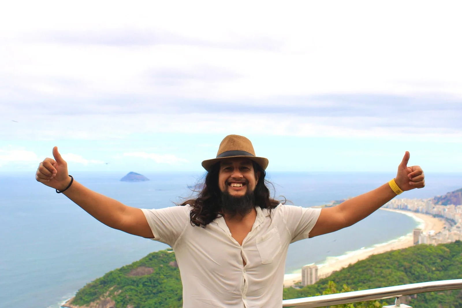 Marcelo Ramírez, fundador de El Sherpa, en mirador de Río de Janeiro